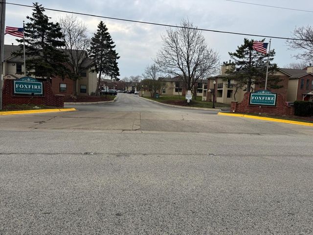 1935 N HICKS Road 106, Palatine, IL 60074