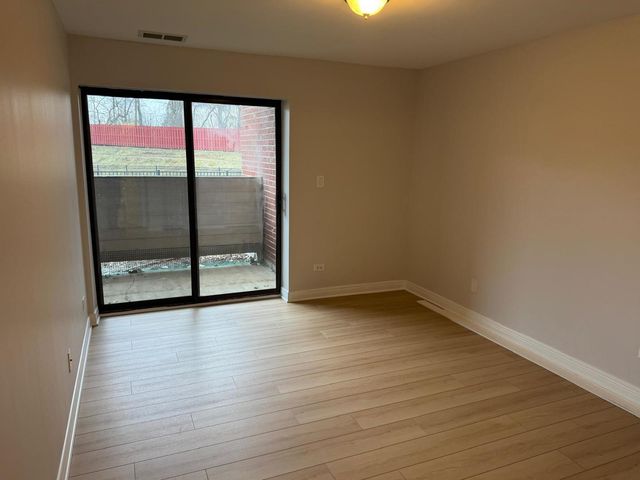 1935 N HICKS Road 106, Palatine, IL 60074