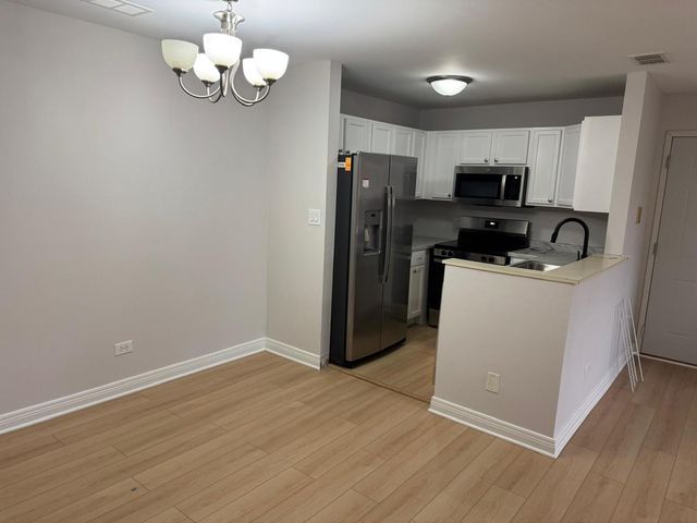 1935 N HICKS Road 106, Palatine, IL 60074