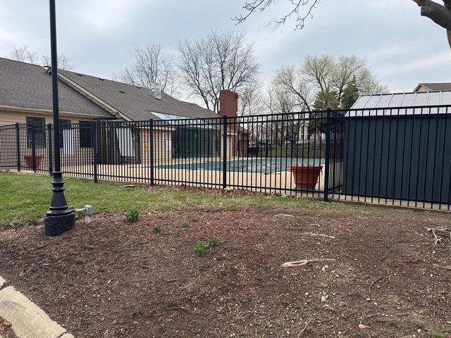 1935 N HICKS Road 106, Palatine, IL 60074