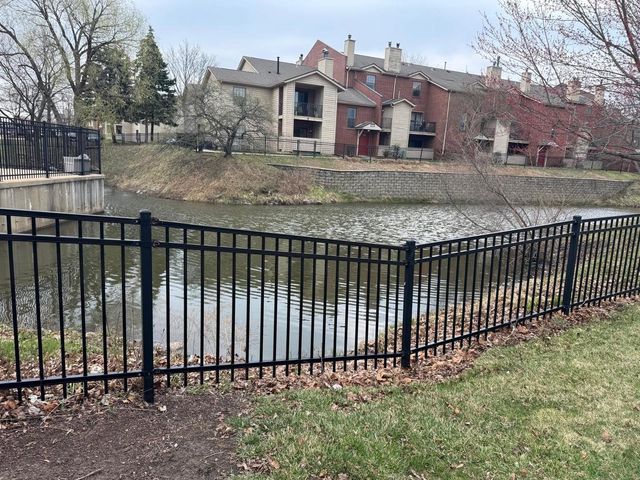 1935 N HICKS Road 106, Palatine, IL 60074