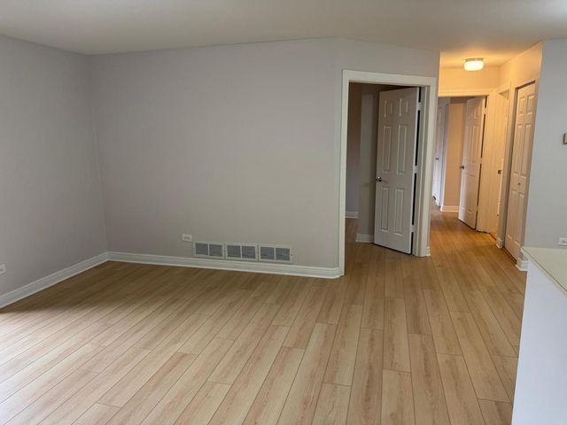 1935 N HICKS Road 106, Palatine, IL 60074