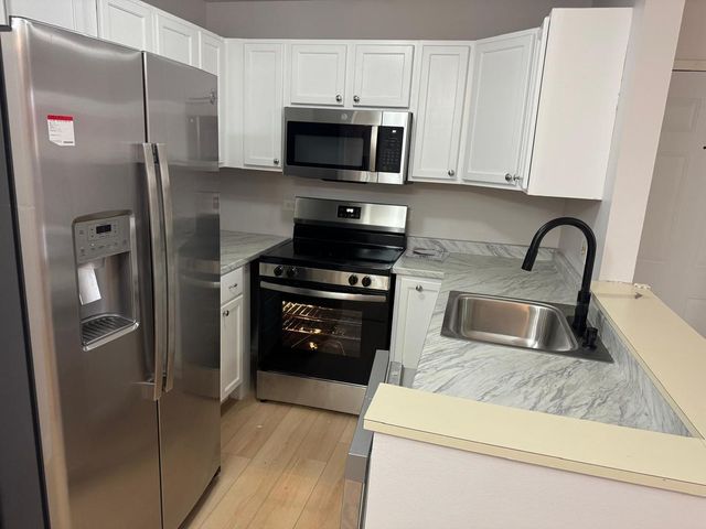 1935 N HICKS Road 106, Palatine, IL 60074