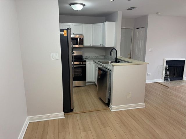 1935 N HICKS Road 106, Palatine, IL 60074