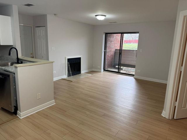 1935 N HICKS Road 106, Palatine, IL 60074