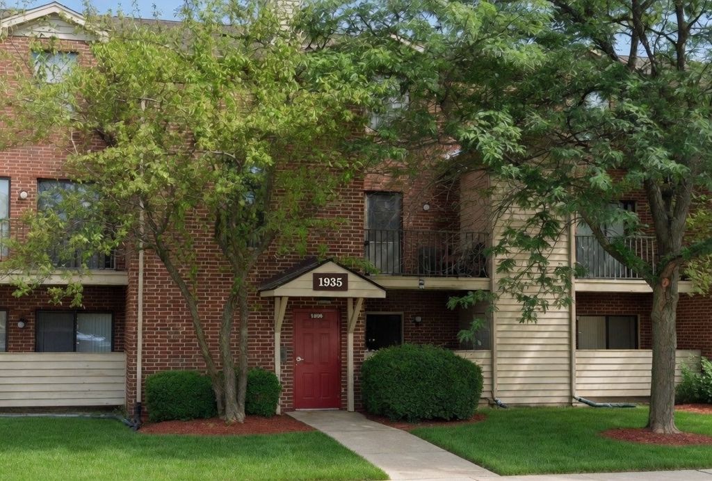 1935 N HICKS Road 106, Palatine, IL 60074