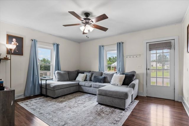 32 High St, Mc Ewen, TN 37101
