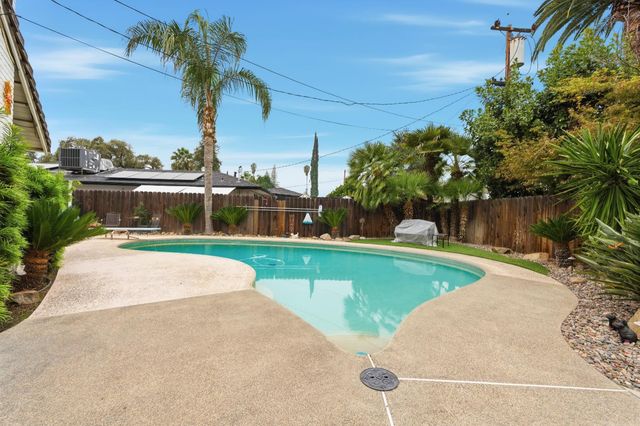 1720 W Barstow Avenue, Fresno, CA 93711