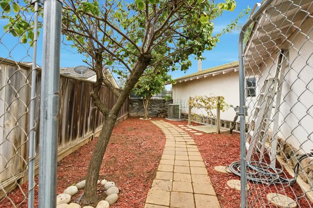 1720 W Barstow Avenue, Fresno, CA 93711