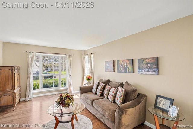 959 S Parkwood Drive, South Lyon, MI 48178