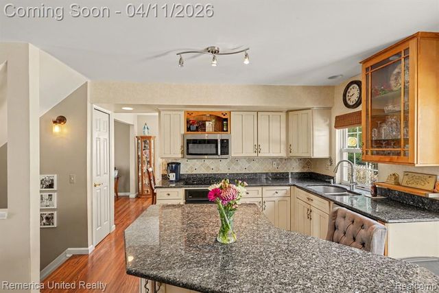 959 S Parkwood Drive, South Lyon, MI 48178