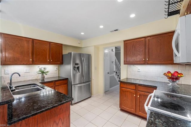 2188 Coach LN, Virginia Beach, VA 23454
