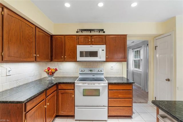 2188 Coach LN, Virginia Beach, VA 23454
