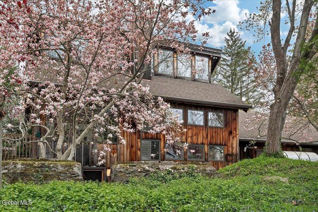 16 Garnsey Road, Clifton Park, NY 12148