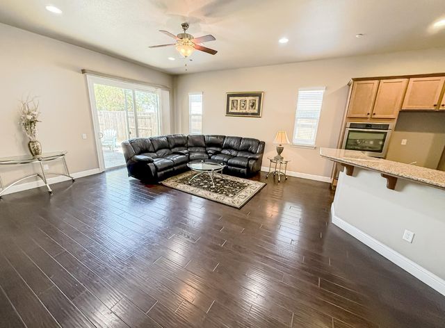 2144 Arlington Dr, Roseville, CA 95747