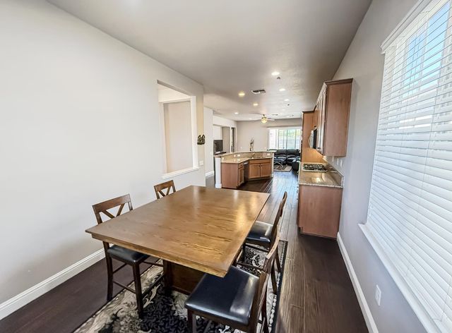 2144 Arlington Dr, Roseville, CA 95747