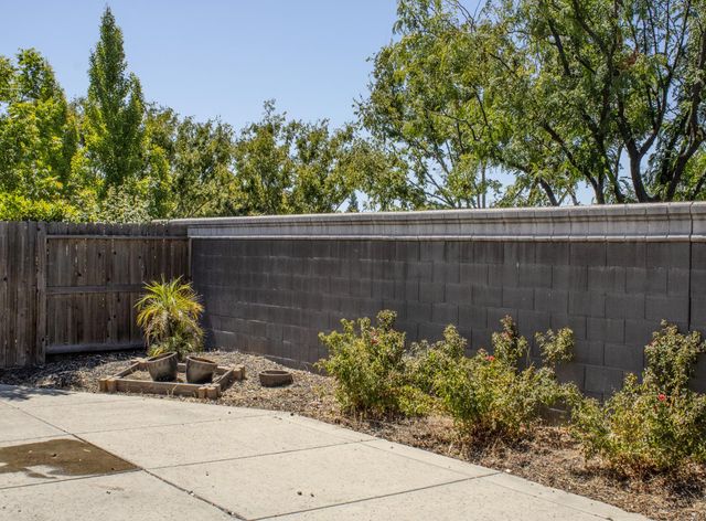 2144 Arlington Dr, Roseville, CA 95747