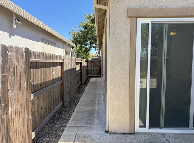 2144 Arlington Dr, Roseville, CA 95747