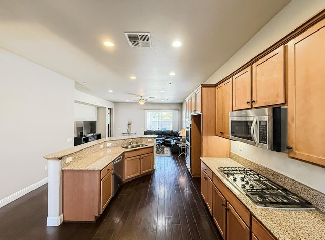2144 Arlington Dr, Roseville, CA 95747