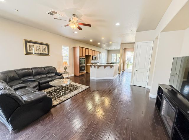 2144 Arlington Dr, Roseville, CA 95747