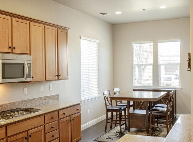 2144 Arlington Dr, Roseville, CA 95747