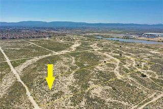 Stw Vic Avenue, Lancaster, CA 93534