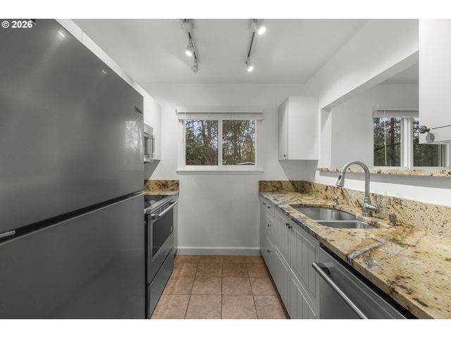 20050 SNOWDROP Ct 1, West Linn, OR 97068