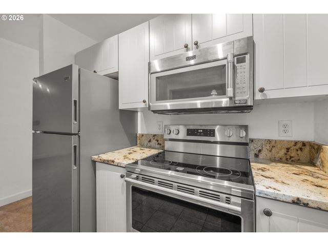 20050 SNOWDROP Ct 1, West Linn, OR 97068