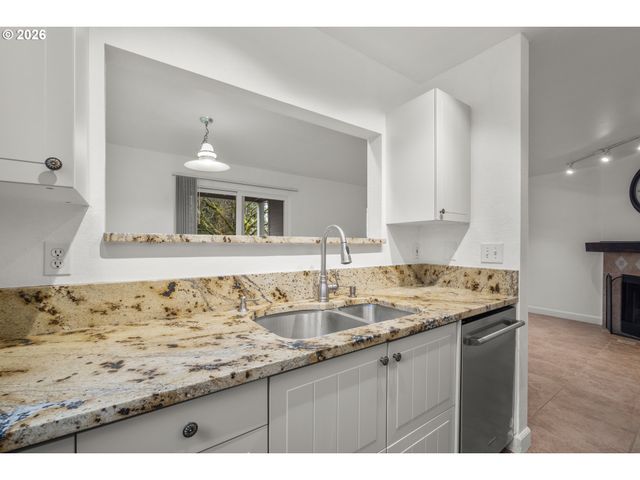 20050 SNOWDROP Ct 1, West Linn, OR 97068