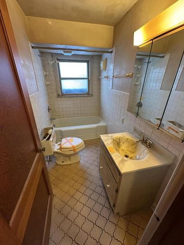 17624 W West View LANE, New Berlin, WI 53151