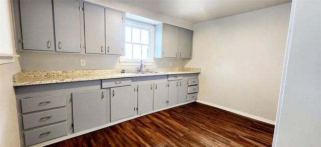 136 W Marion Street, Clute, TX 77531