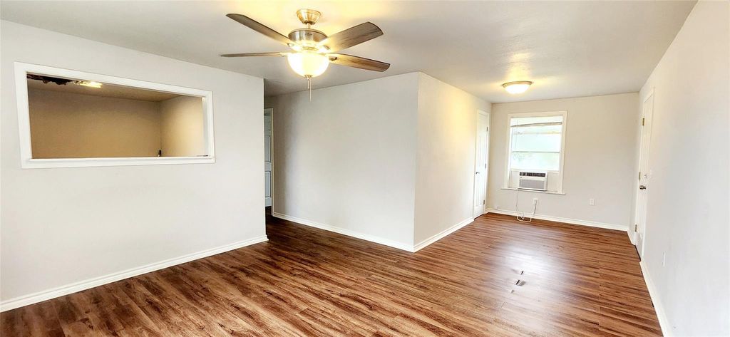 136 W Marion Street, Clute, TX 77531