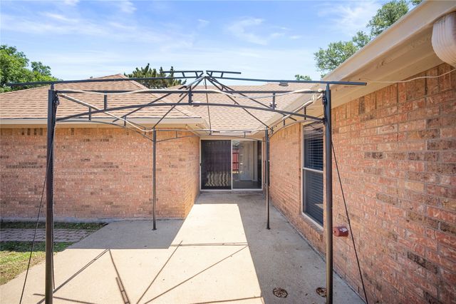 2621 Cummings Drive, Bedford, TX 76021