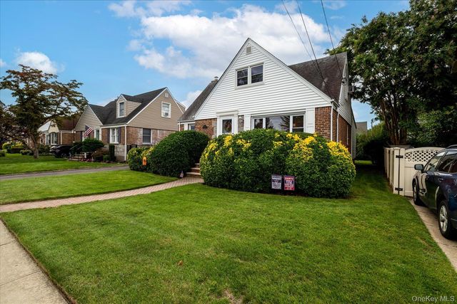 87 Woods Avenue, Malverne, NY 11565
