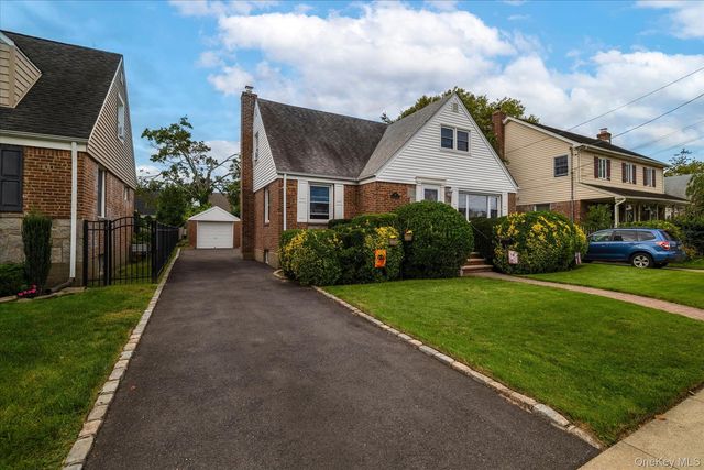 87 Woods Avenue, Malverne, NY 11565