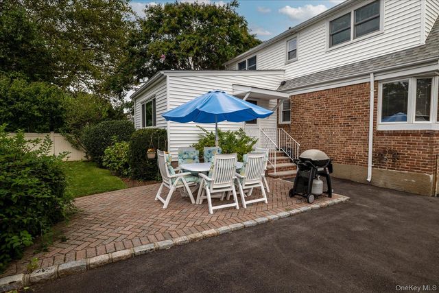 87 Woods Avenue, Malverne, NY 11565