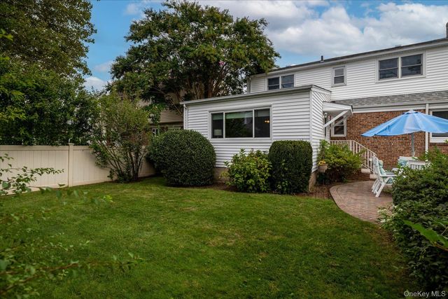 87 Woods Avenue, Malverne, NY 11565