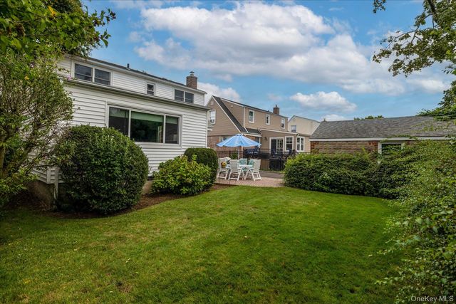 87 Woods Avenue, Malverne, NY 11565
