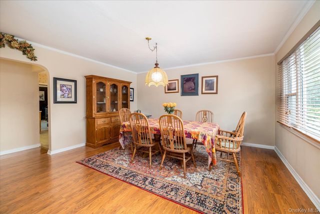 87 Woods Avenue, Malverne, NY 11565