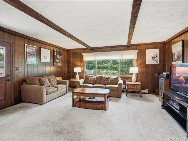87 Woods Avenue, Malverne, NY 11565
