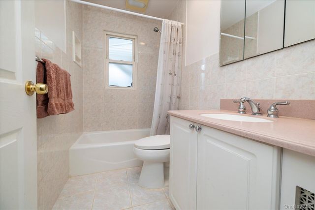 87 Woods Avenue, Malverne, NY 11565