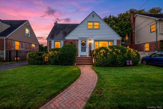 87 Woods Avenue, Malverne, NY 11565