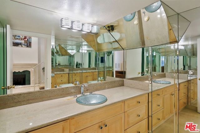 1131 Alta Loma Road 602, West Hollywood, CA 90069