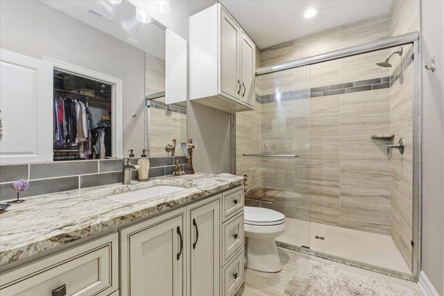 5248 CARRIAGE Road, Council Bluffs, IA 51501