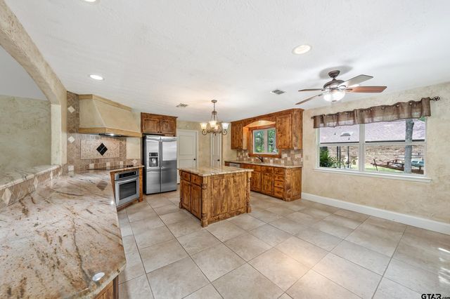 960 Greenbriar Trail, Holly Lake Ranch, TX 75765