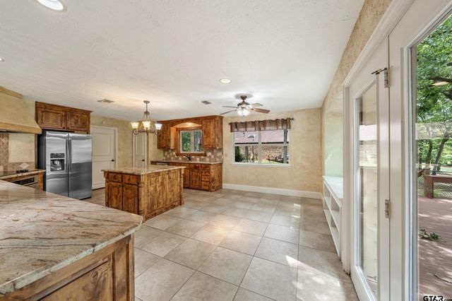 960 Greenbriar Trail, Holly Lake Ranch, TX 75765