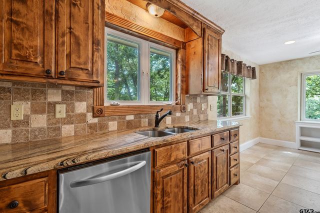 960 Greenbriar Trail, Holly Lake Ranch, TX 75765