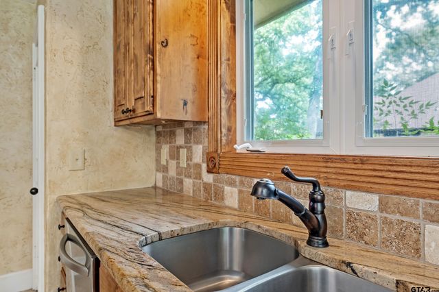 960 Greenbriar Trail, Holly Lake Ranch, TX 75765