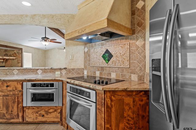 960 Greenbriar Trail, Holly Lake Ranch, TX 75765