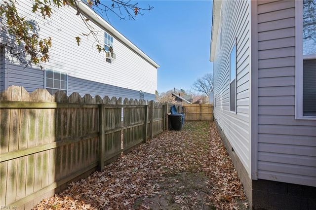 319 Roselynn LN, Virginia Beach, VA 23454